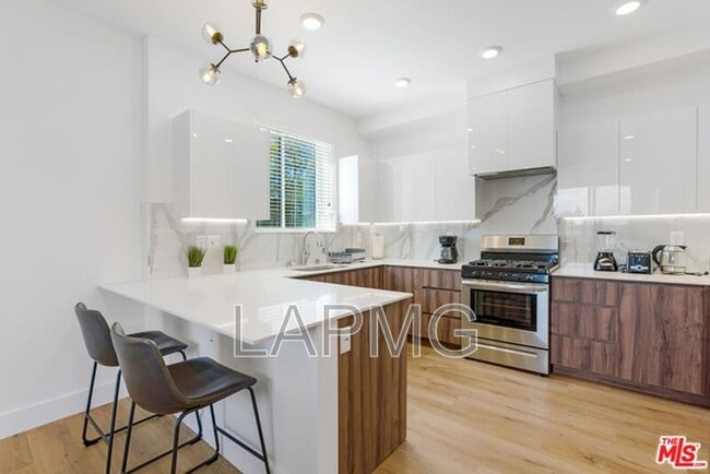 Building Photo - 4637 Laurel Canyon Blvd