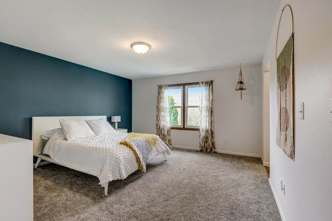 Building Photo - 16450 Dane Ct E