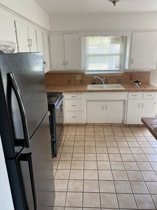 Building Photo - Available November 1st! 3 Bed/1.5 Bath Hou...