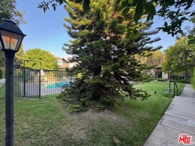 Building Photo - 13609 Valerio St