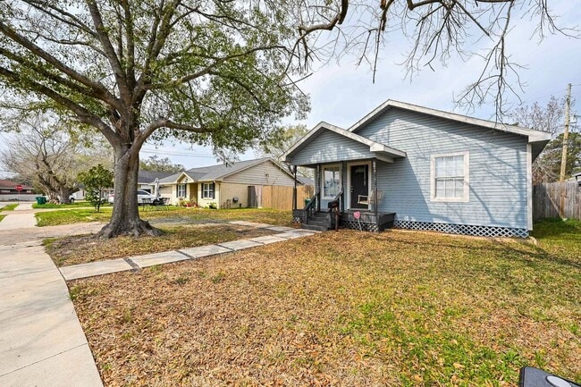 Building Photo - 314 W Hart Ave