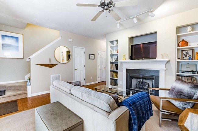 Building Photo - 2 Bedroom + Loft Townhome in Prime Raleigh...