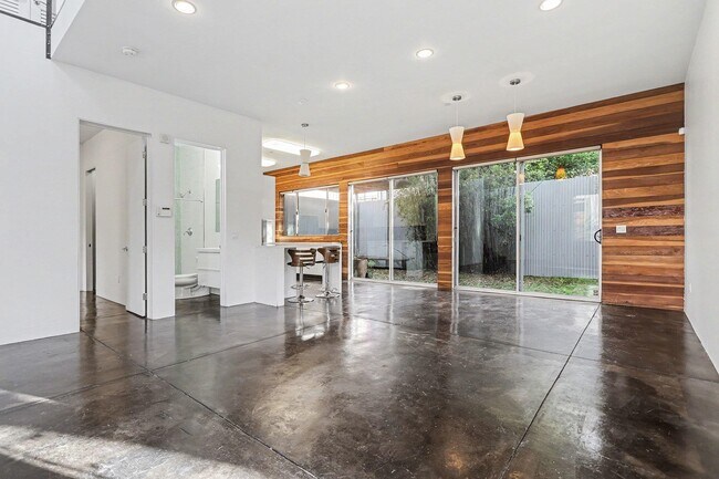 Building Photo - 3425 Louise St