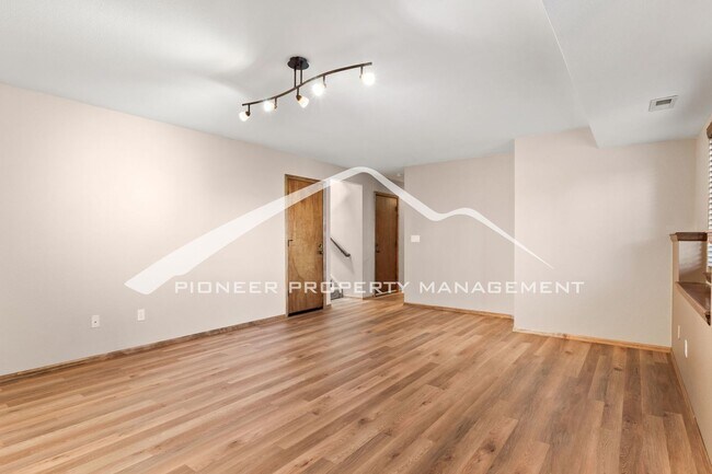 Building Photo - Beautiful 4 bedroom home with Stunning Col...