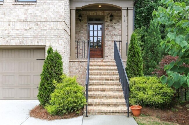 Building Photo - 914 Canterbury Ln NE