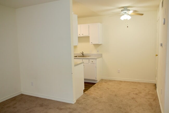 Building Photo - 407 Hickory Dr