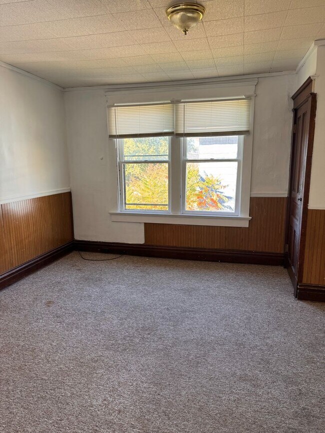 Building Photo - 430 E Sheridan Ave