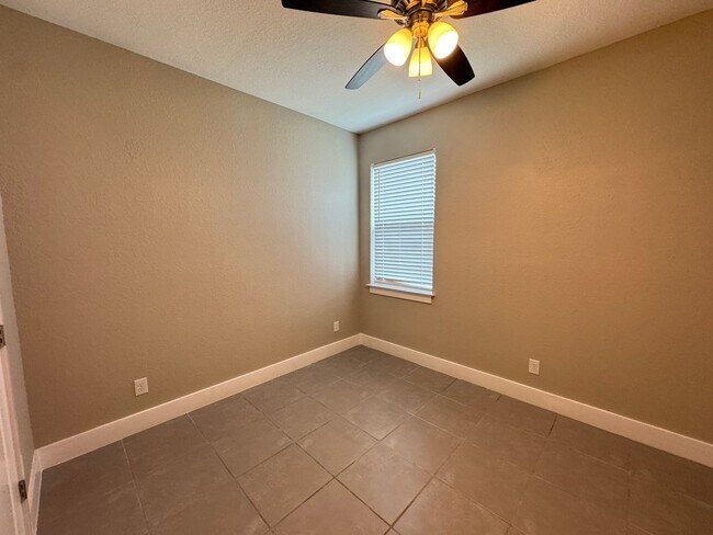 Building Photo - Spacious 4-Bedroom Home in Poinciana – Internet Included & No HOA Approval Required