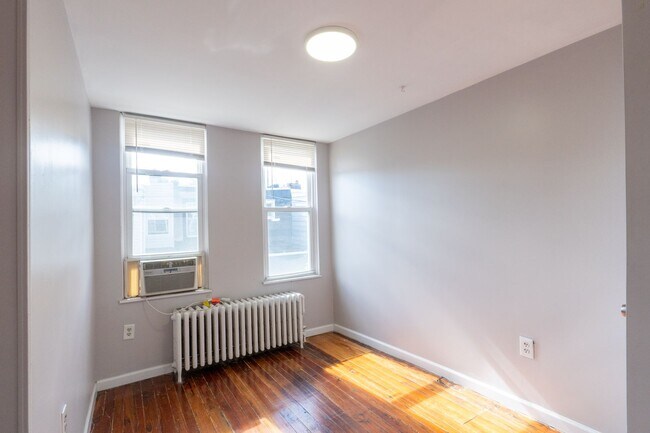 Building Photo - Point Breeze 3 bedroom South Philly