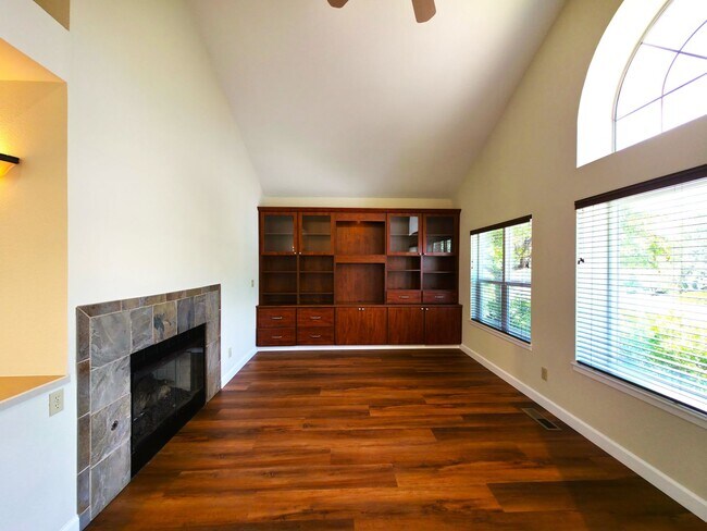 Building Photo - Beautifully Updated 3 Bedroom 2 Bath Updated Home in Lakeridge Springs with Included Yard Care