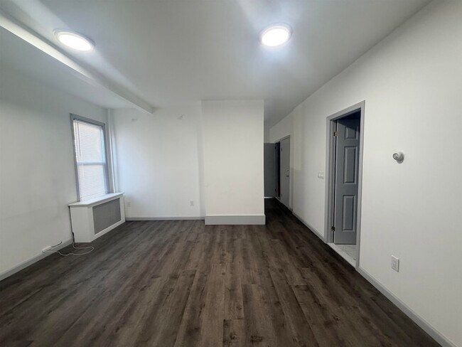 Building Photo - 28 E 32nd St