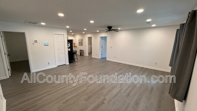 Building Photo - 212 Ellen St