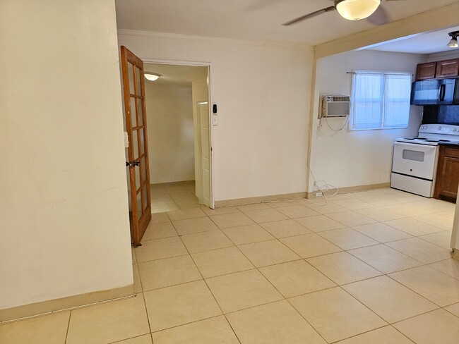 Building Photo - Studio apartment