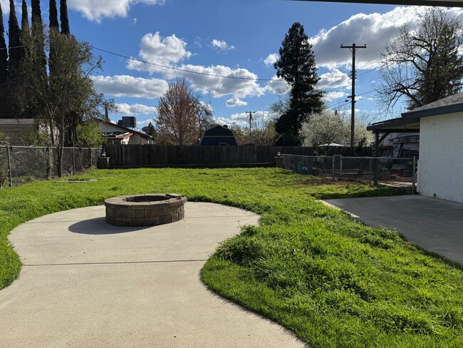 Building Photo - Single level home on large lot