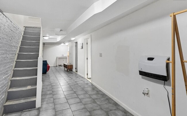 Building Photo - 294 Ege Ave