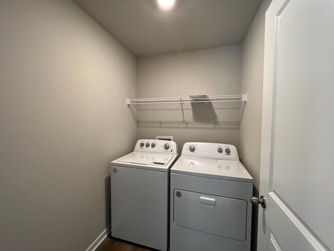Building Photo - 1090 Bel Aire Ct