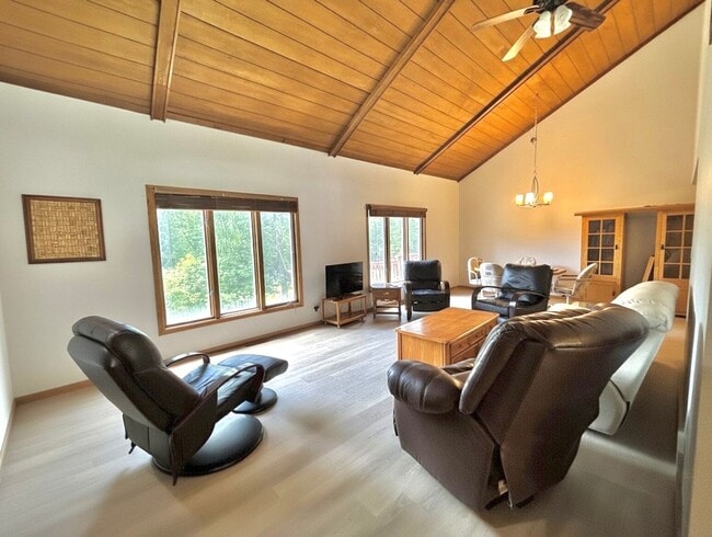 Building Photo - Entertainers dream in the heart of Eden Prairie! 3000+sf, updated, beautiful yard!!