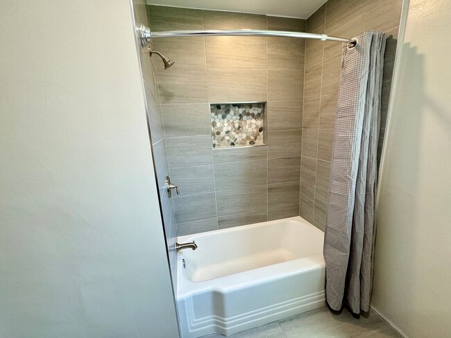 Building Photo - Charming 3 bedroom, 2 bath completely remo...