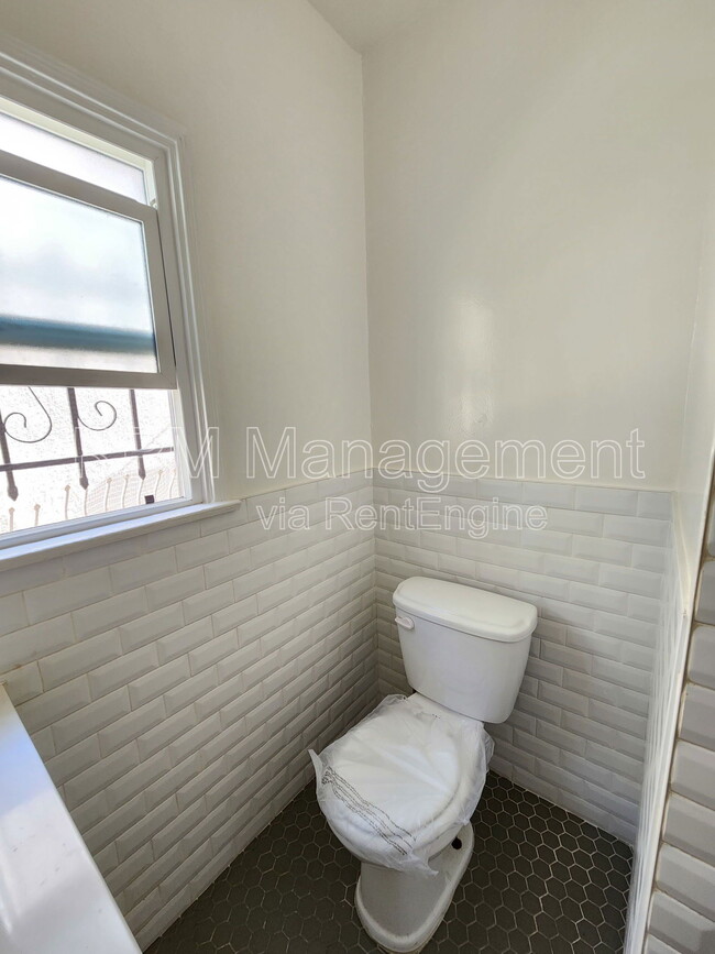 Building Photo - 1781 N Orchid Ave