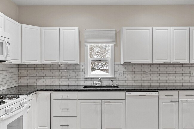 Building Photo - 920 Pleasant St