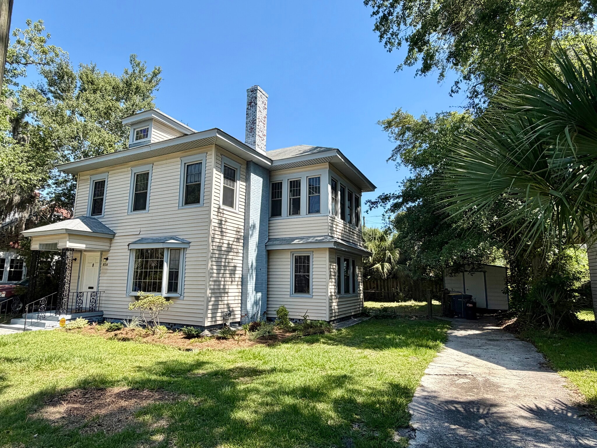 Building Photo - 816 Maupas Ave