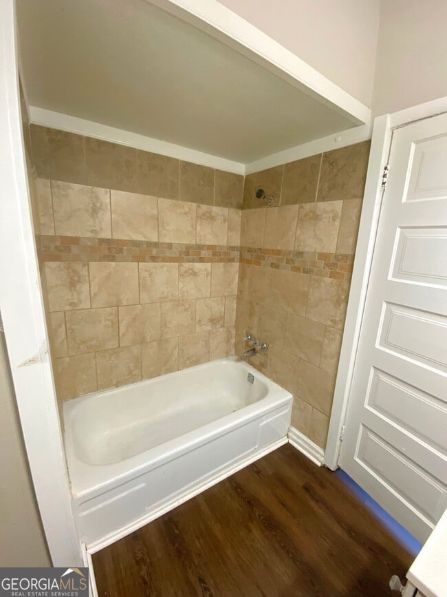 Building Photo - 302 Cedar St