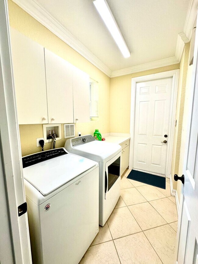 Building Photo - GORGEOUS 3 BEDROOM 2 BATH HOME IN PARKLAND