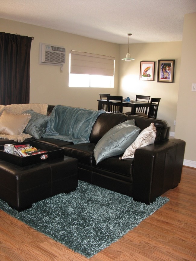 Comfy Spacious Living room - 960 Larrabee St