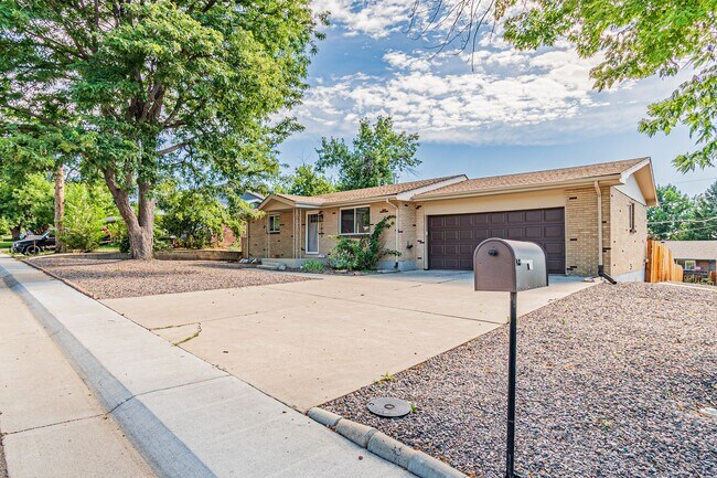 Building Photo - Charming 3BD, 2BA Arvada Home with 2-Car Garage and Yard