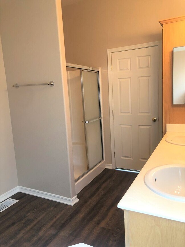 Building Photo - Coming Soon! Recently Remodeled Large Home!