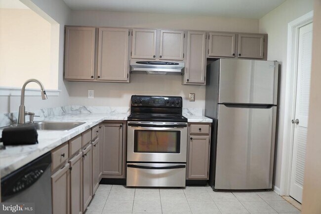 Building Photo - 84 Woodlake Dr