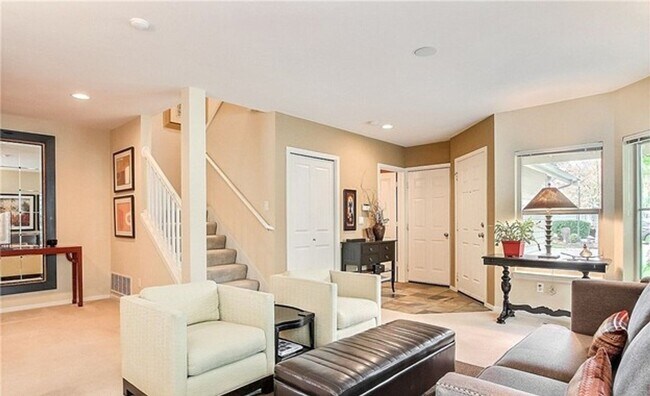 Building Photo - Stylish Upgraded Townhome Near Redmond Town Center & Sammamish Trail