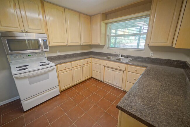 Building Photo - 1804 Skyland Dr
