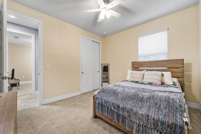 Building Photo - Beautifully Maintained home in Pool Community!
