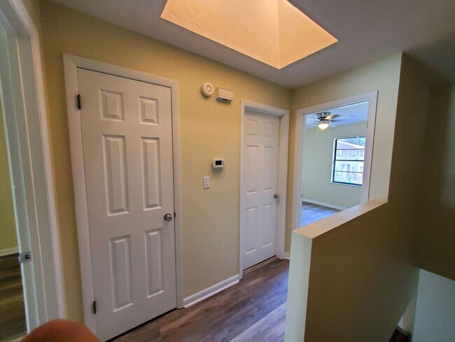Building Photo - FOR RENT 2 bedroom 1.5 bath townhome