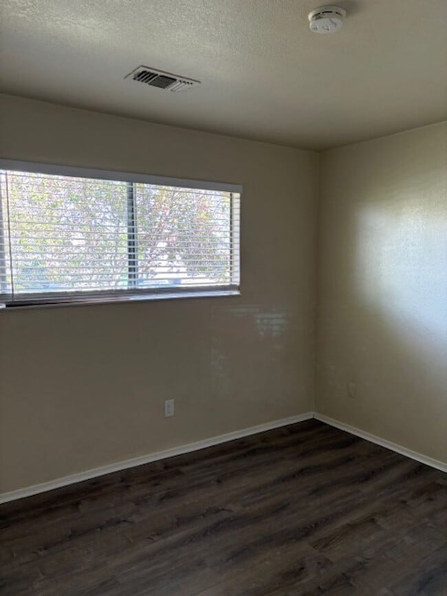 Building Photo - Single story, 3 bed 1.5 bath home.