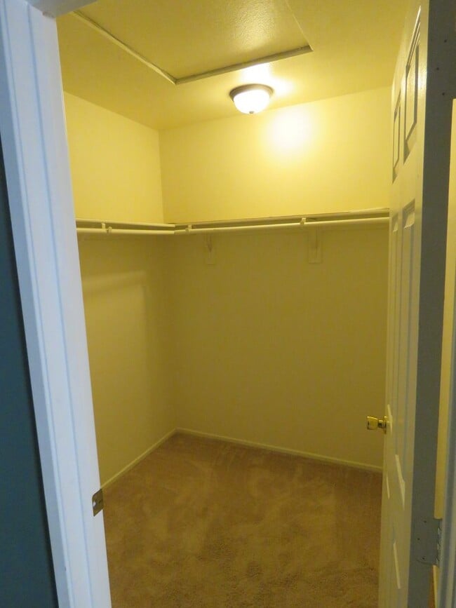 Building Photo - 5 Bedroom in quiet community!