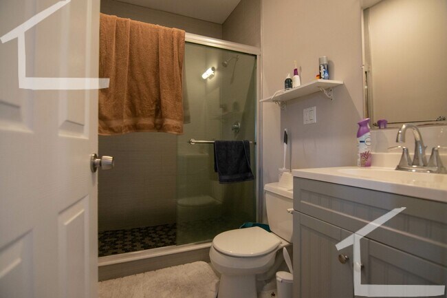 Building Photo - 9/1 Large two-level 5BR/2BA near MBTA, BU & more