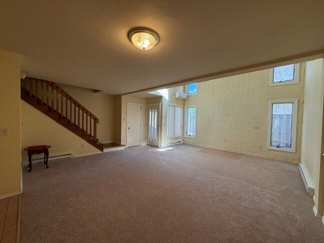 Building Photo - Aaron Village Condo!