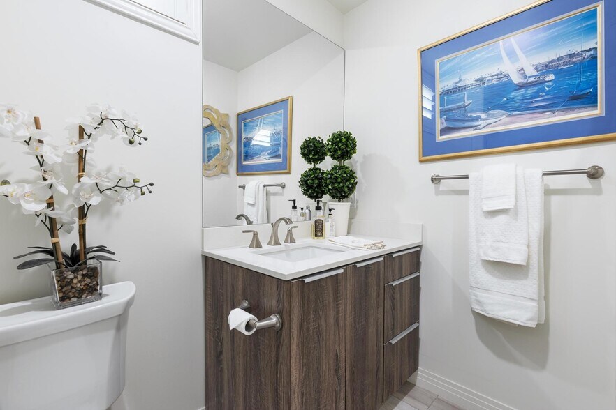 Building Photo - 5253 Vantage Ave