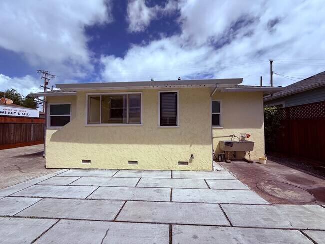 Building Photo - 220 Payran St