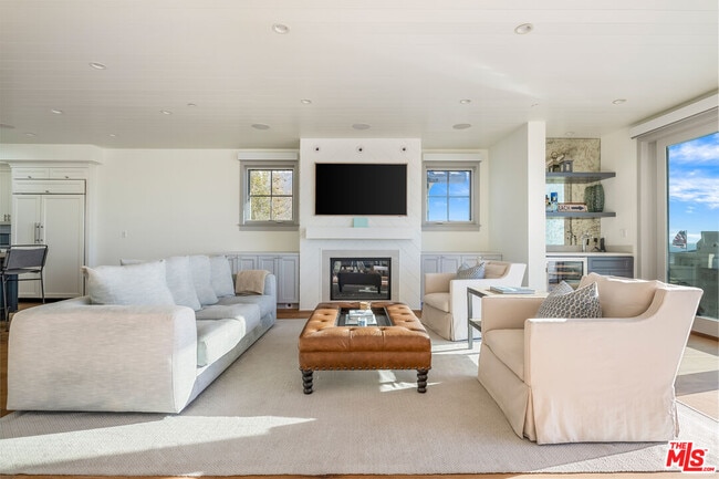 Building Photo - 703 Bayview Dr