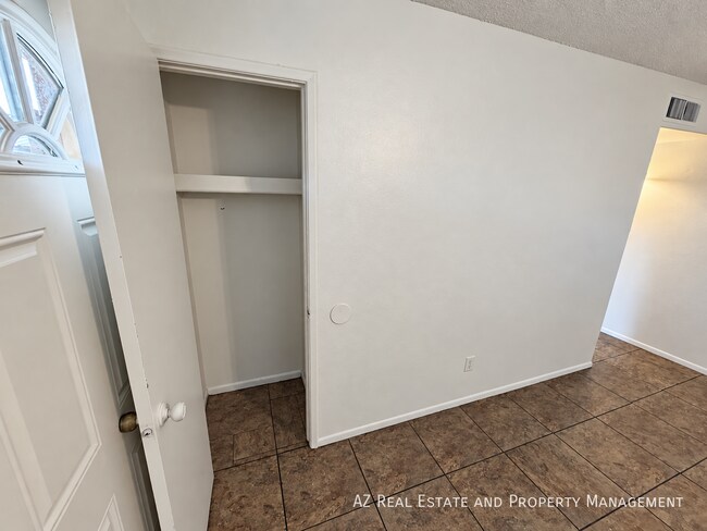 Building Photo - 4528 W Palm Ln