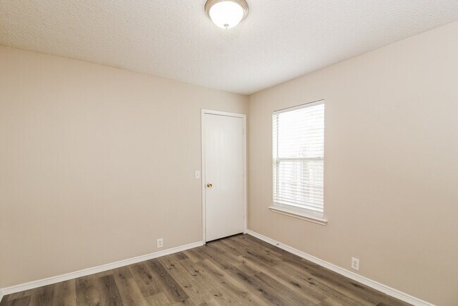 Building Photo - 1032 Springcreek Dr