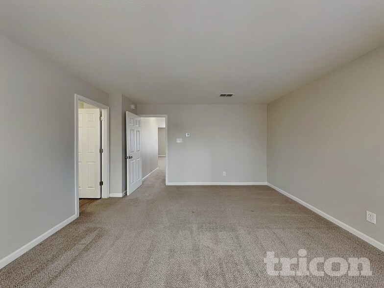 Building Photo - 1351 Waterlily Lane