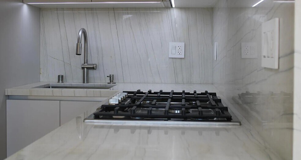 Building Photo - 3527 Greenfield Ave