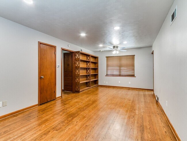 Building Photo - 721 E Bouse Dr