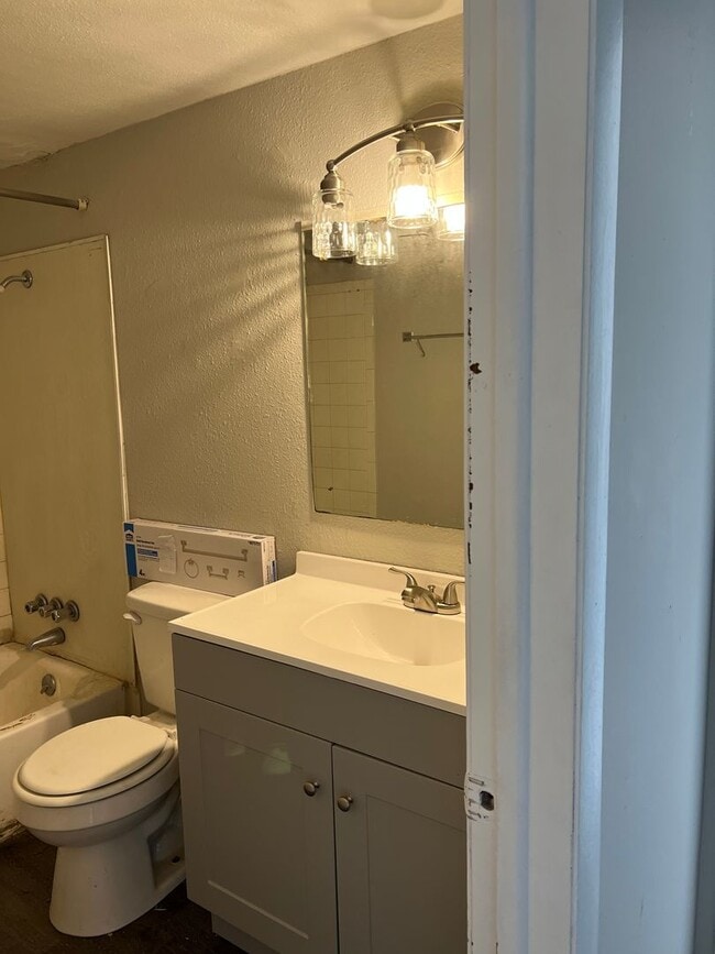 Building Photo - Remodeled 2 bedroom, 1 bathroom duplex