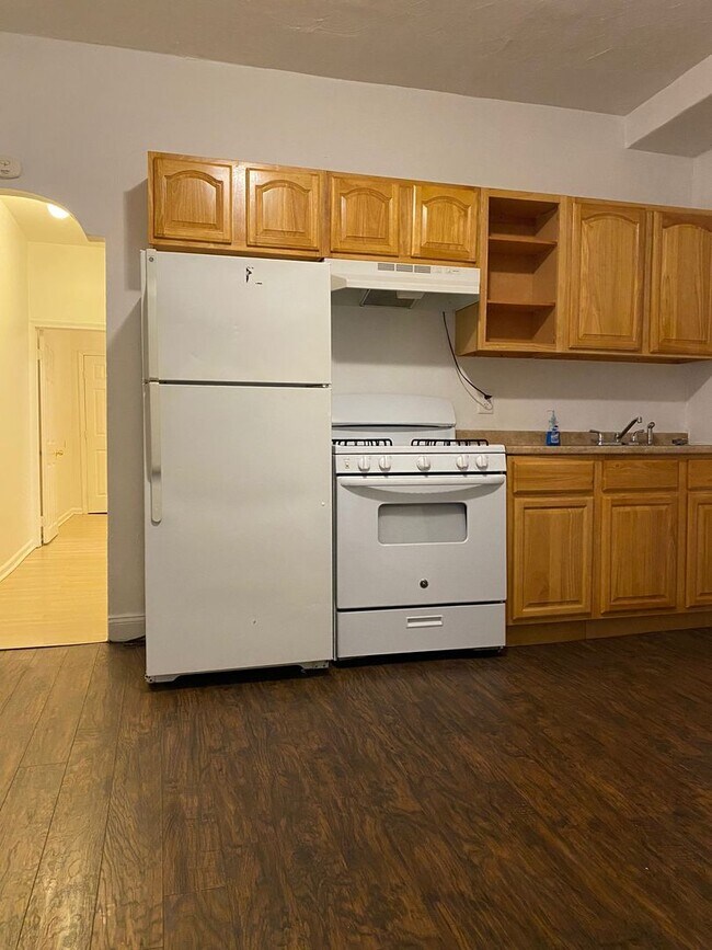 Building Photo - 6033 Elmwood Ave