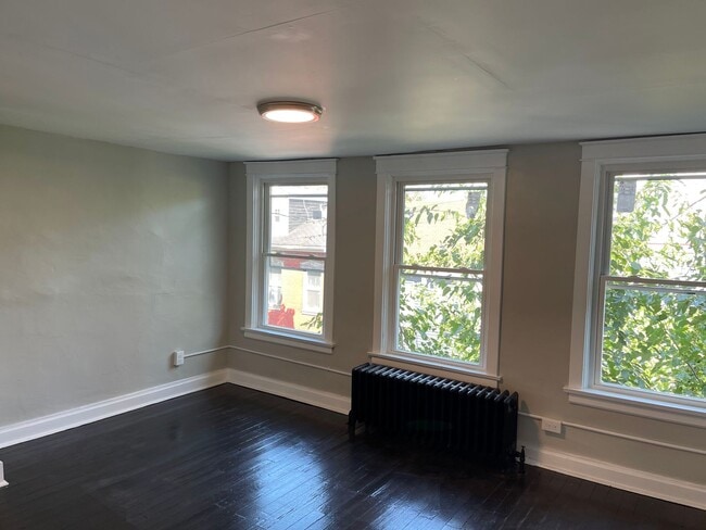 Building Photo - FABULOUSLY RENOVATED 4BR, 2Bath HOME IN TH...